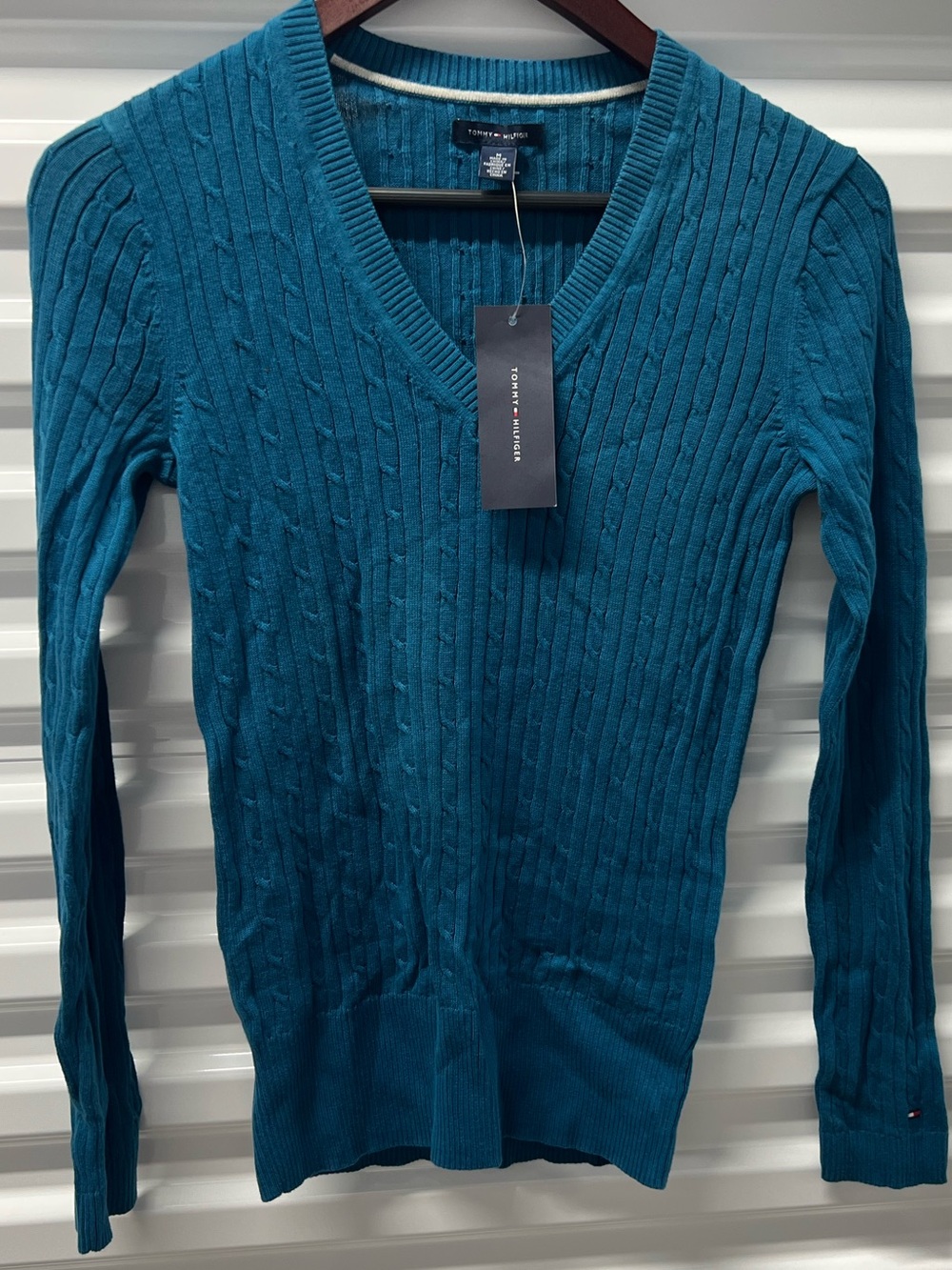 Tommy Hilfiger Cable Knit V-Neck in Blue Size Medium